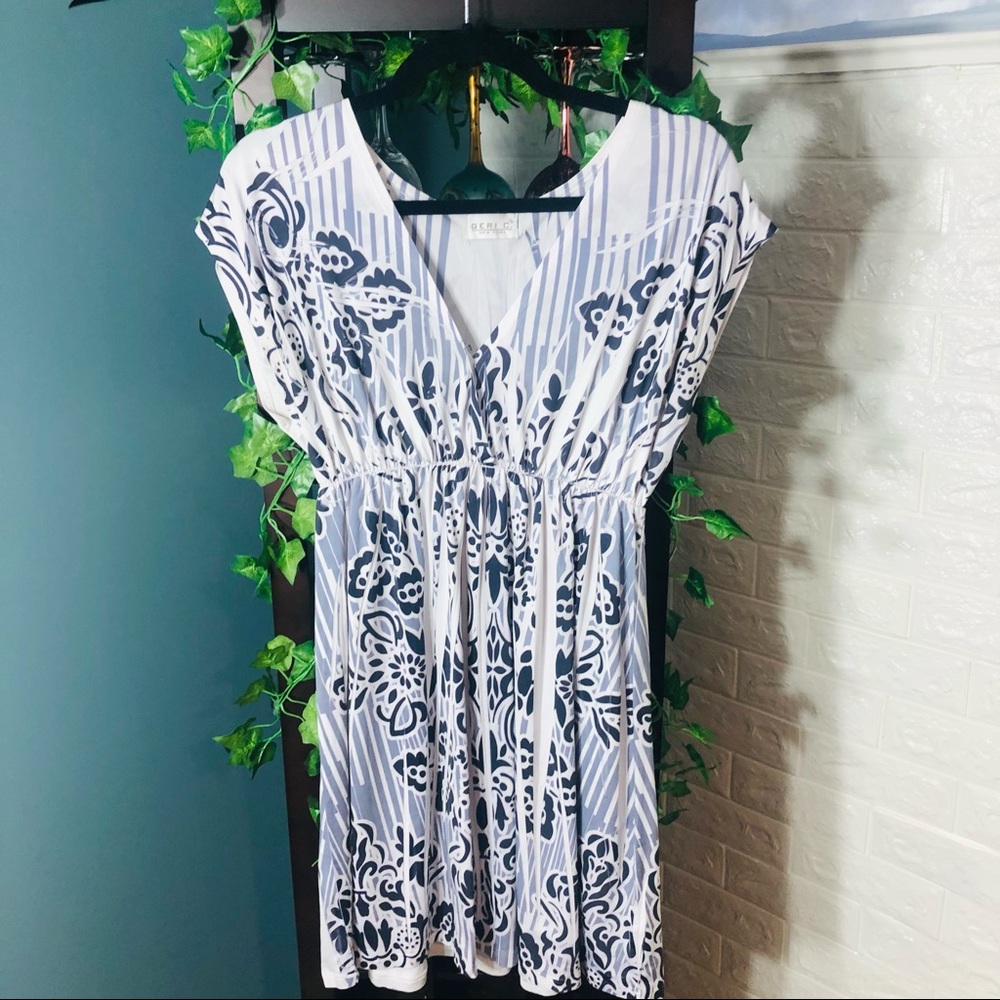 ‘🌼3/$30🌼Short Sleeve V Neck Dress Medium